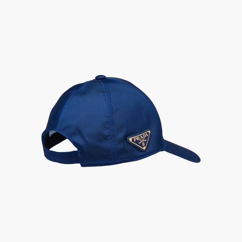 这款遮阳帽选用经典尼龙面料打造,颇具现代气息,侧面饰有三角形徽标.