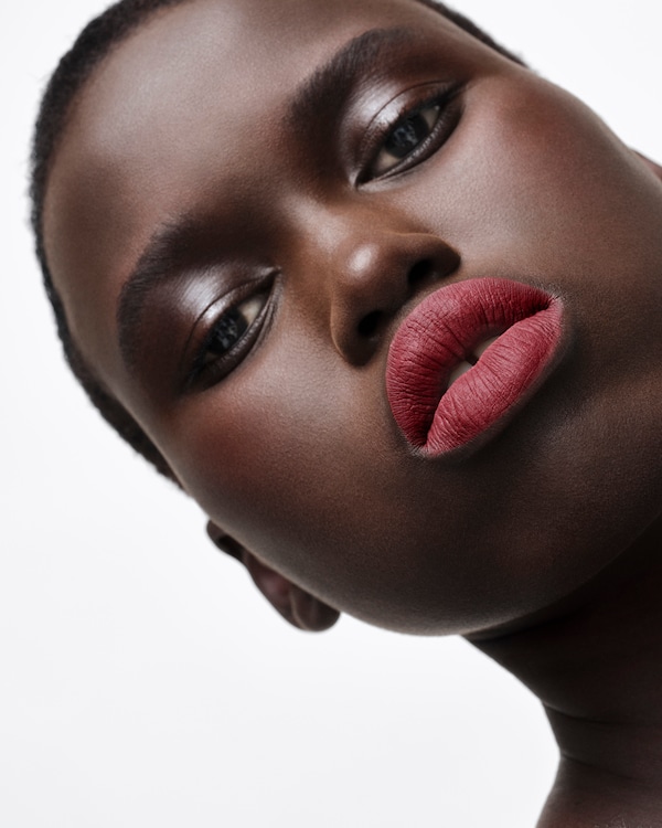 Rouge à lèvres Prada Monochrome Hyper Matte - B15 - UNIFORM Rouge à lèvres Prada Monochrome Hyper Matte - B15 - UNIFORM