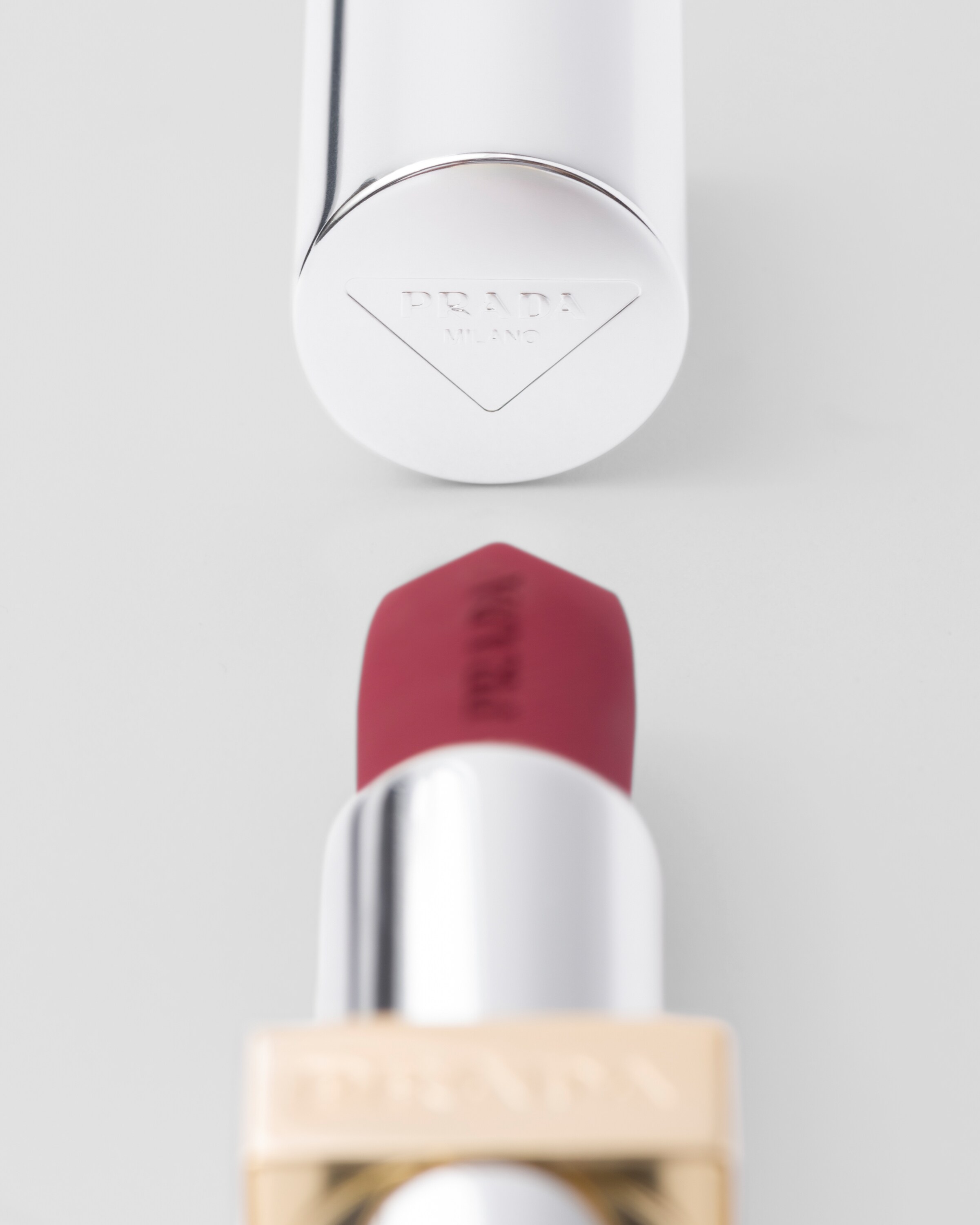 P56 Notte ノッテ Prada Monochrome Hyper Matte Lipstick - P56