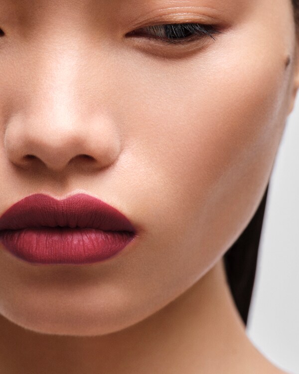 Prada Monochrome Hyper Matte Lippenstift Refill - P56 - NOTTE Prada Monochrome Hyper Matte Lippenstift Refill - P56 - NOTTE