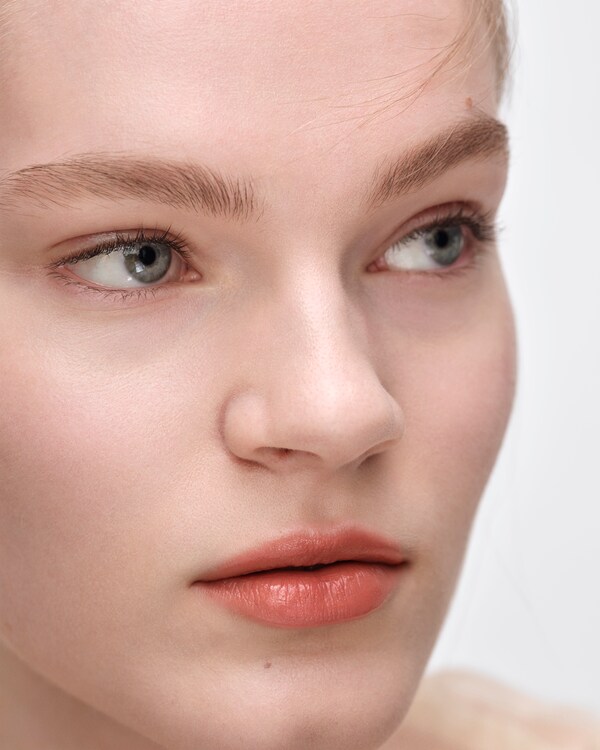 Barra de labios Prada Light Glowing - Brown Barra de labios Prada Light Glowing - Brown