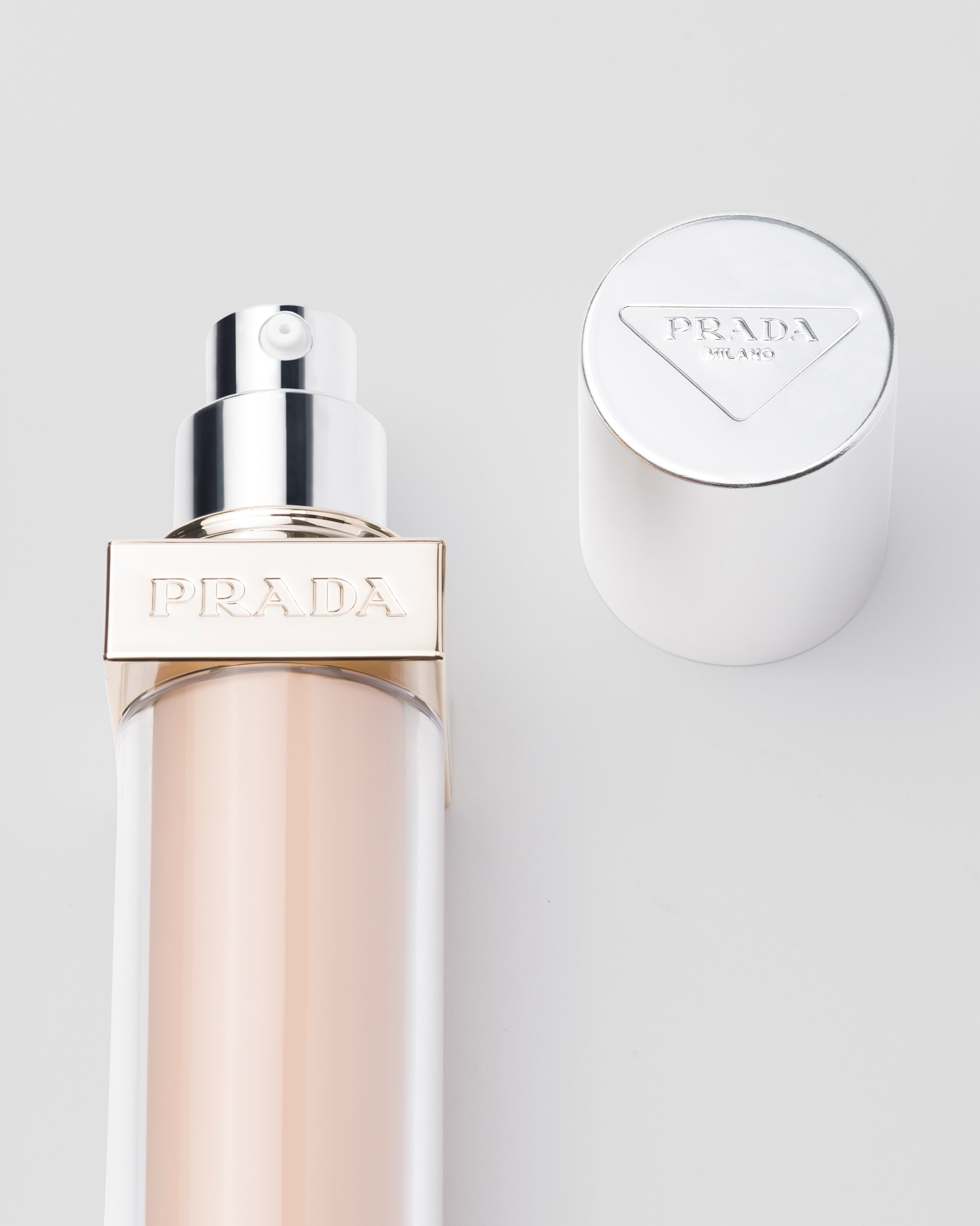Lc5 クールベースのとても明るい色 Prada Reveal Skin