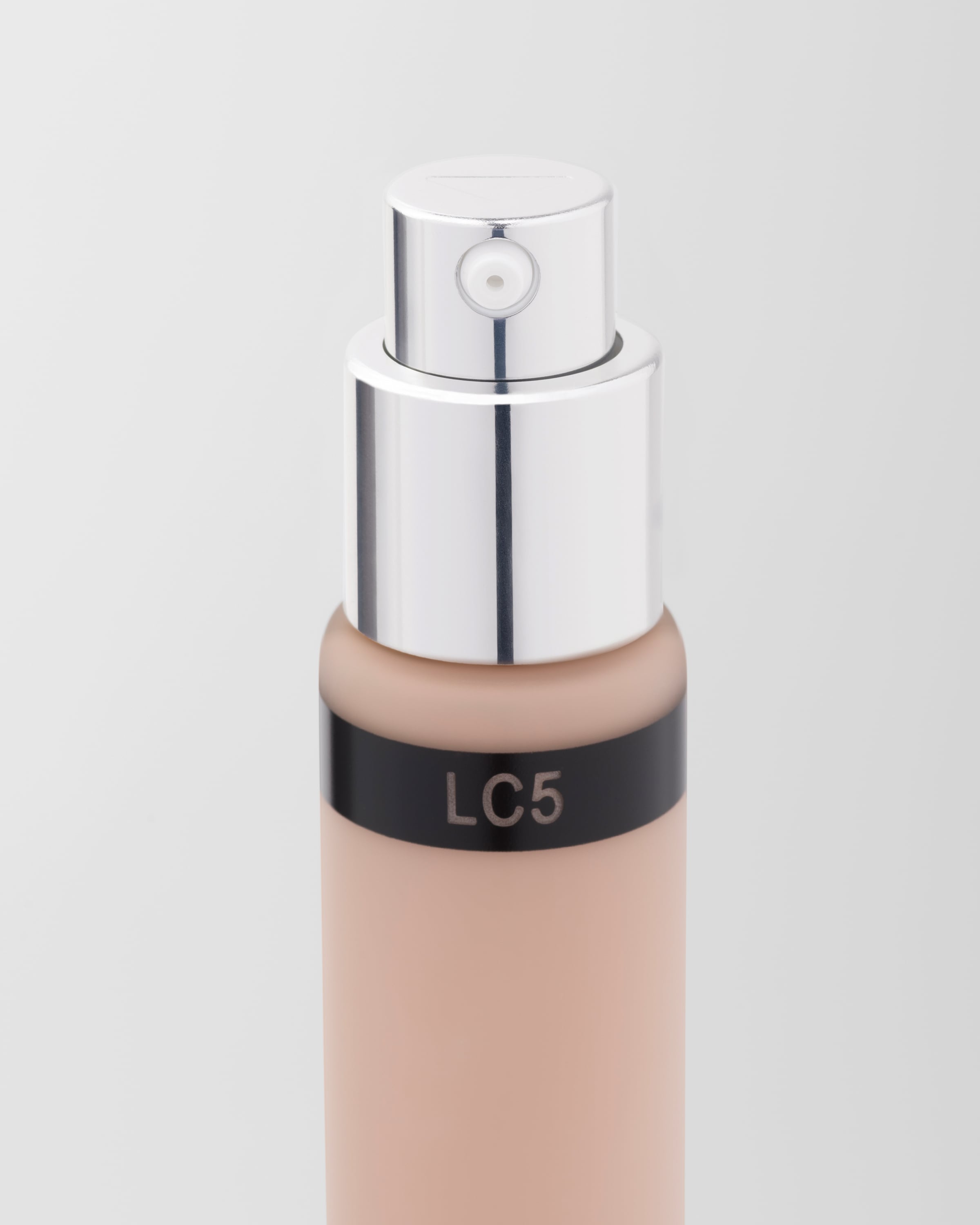 LC5 クールベースのとても明るい色 Prada Reveal Skin