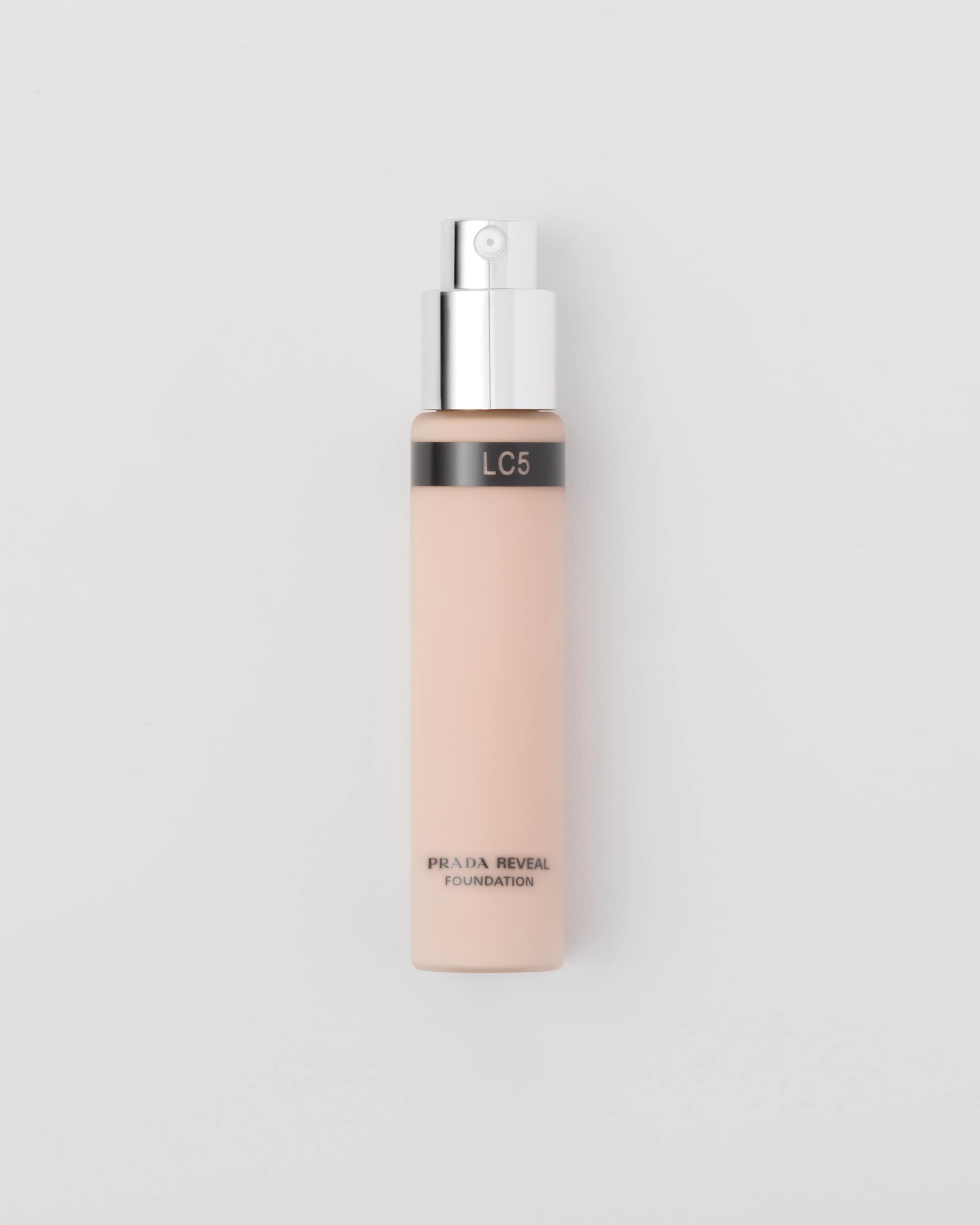 Lc5 クールベースのとても明るい色 Prada Reveal Skin