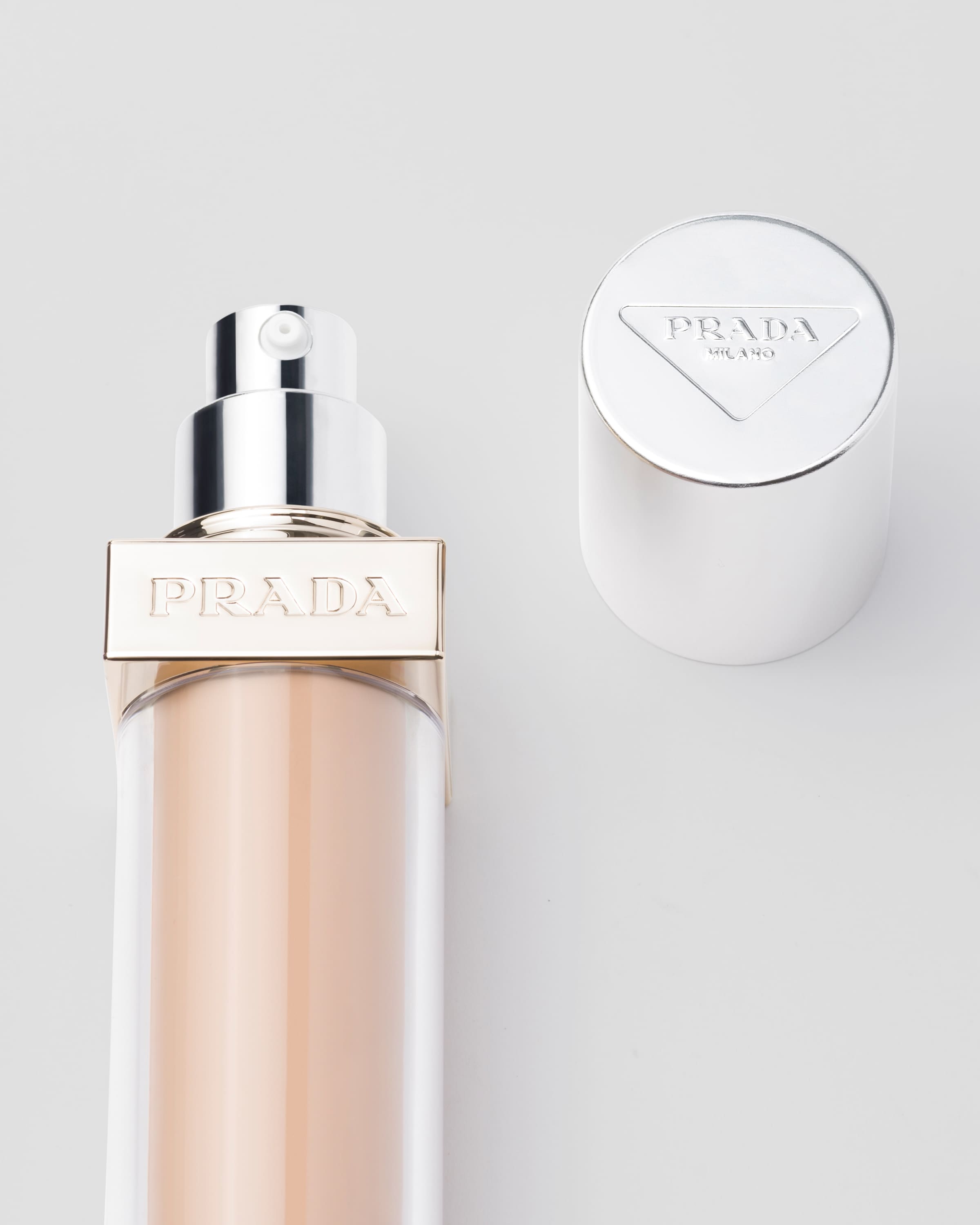 MN45 ウォームベースの健康的な色 Prada Reveal Skin optimizing