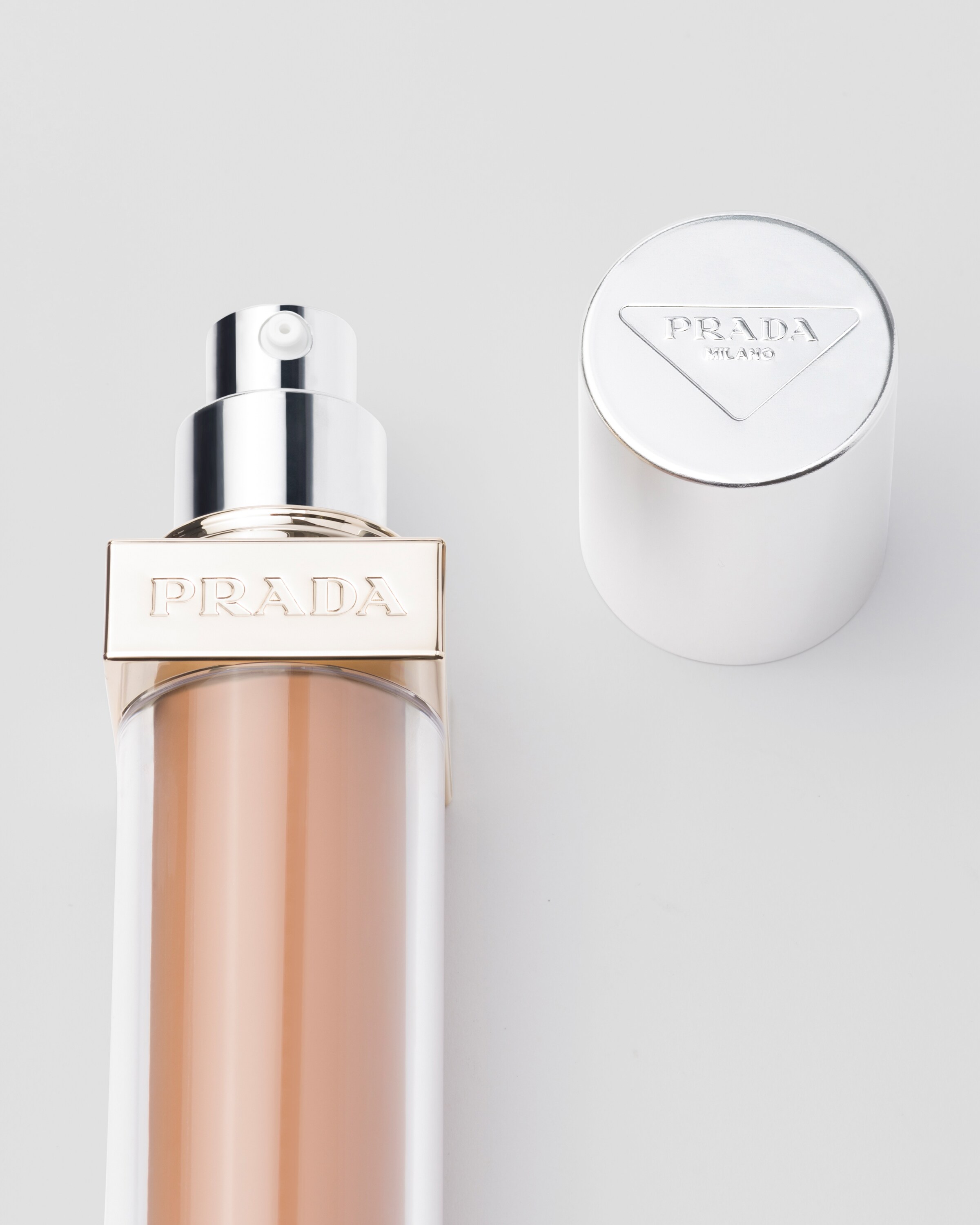 ファンデーション PRADA REVEAL FOUNDATION LW5 30ML Lw5 - Light Warm Prada Reveal Skin Optimizing Foundation