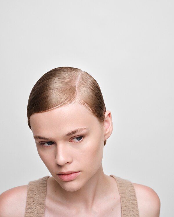 Prada Reveal Skin Optimizing Foundation - LC5 - LIGHT COOL Prada Reveal Skin Optimizing Foundation - LC5 - LIGHT COOL