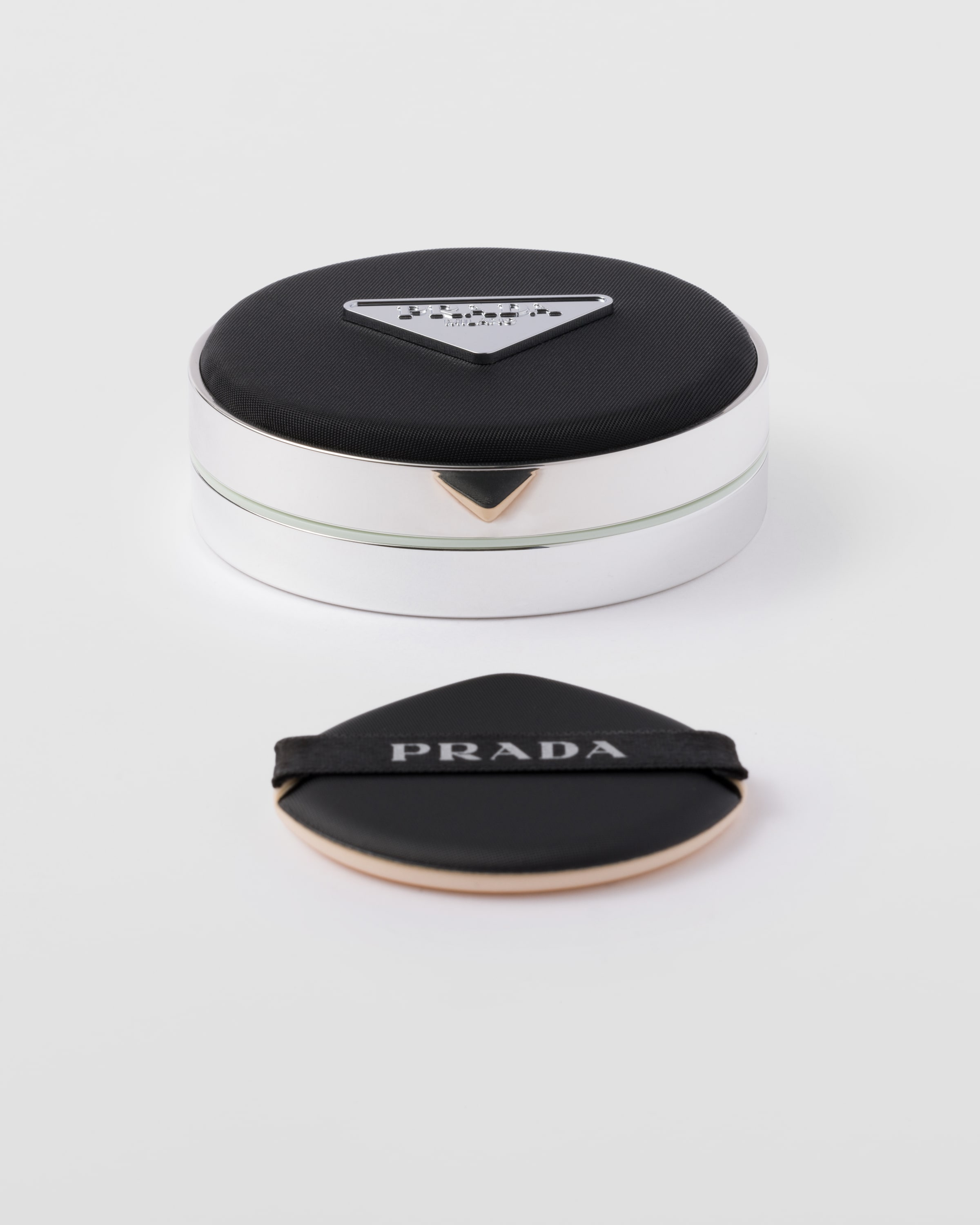 LC5 クールベースのとても明るい色 Prada Reveal Mesh Cushion