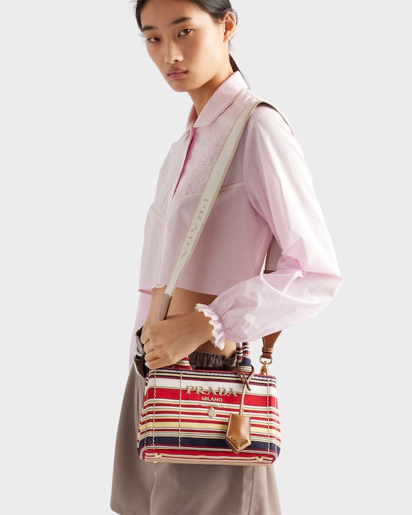 プラダ ジャルディニエール ストライプ コットンキャンバス ミニバッグ - レッド/イエロー プラダ ジャルディニエール ストライプ コットンキャンバス ミニバッグ - レッド/イエロー