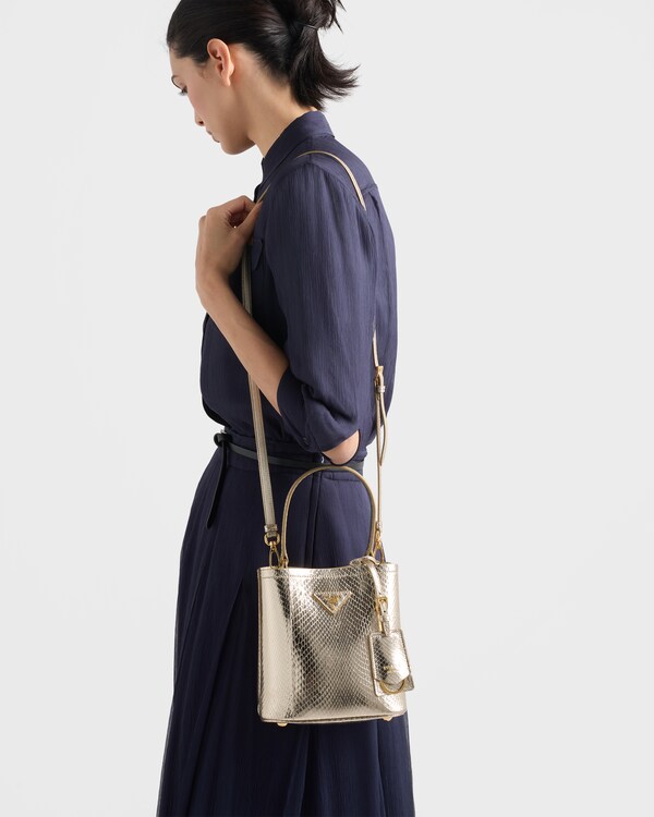 حقيبة Prada Panier صغيرة من جلد البايثون - بيريت حقيبة Prada Panier صغيرة من جلد البايثون - بيريت