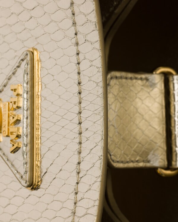 حقيبة Prada Panier صغيرة من جلد البايثون - بيريت حقيبة Prada Panier صغيرة من جلد البايثون - بيريت