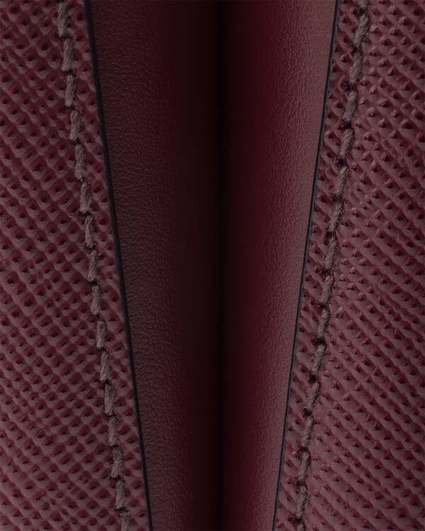 حقيبة Prada Panier صغيرة من جلد سافيانو - خمري اللون حقيبة Prada Panier صغيرة من جلد سافيانو - خمري اللون