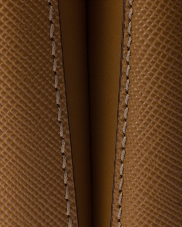 حقيبة Prada Panier صغيرة من جلد سافيانو - كراميل حقيبة Prada Panier صغيرة من جلد سافيانو - كراميل