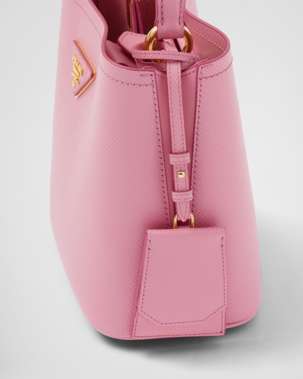 حقيبة Prada Panier من جلد سافيانو بحجم صغير حقيبة Prada Panier من جلد سافيانو بحجم صغير