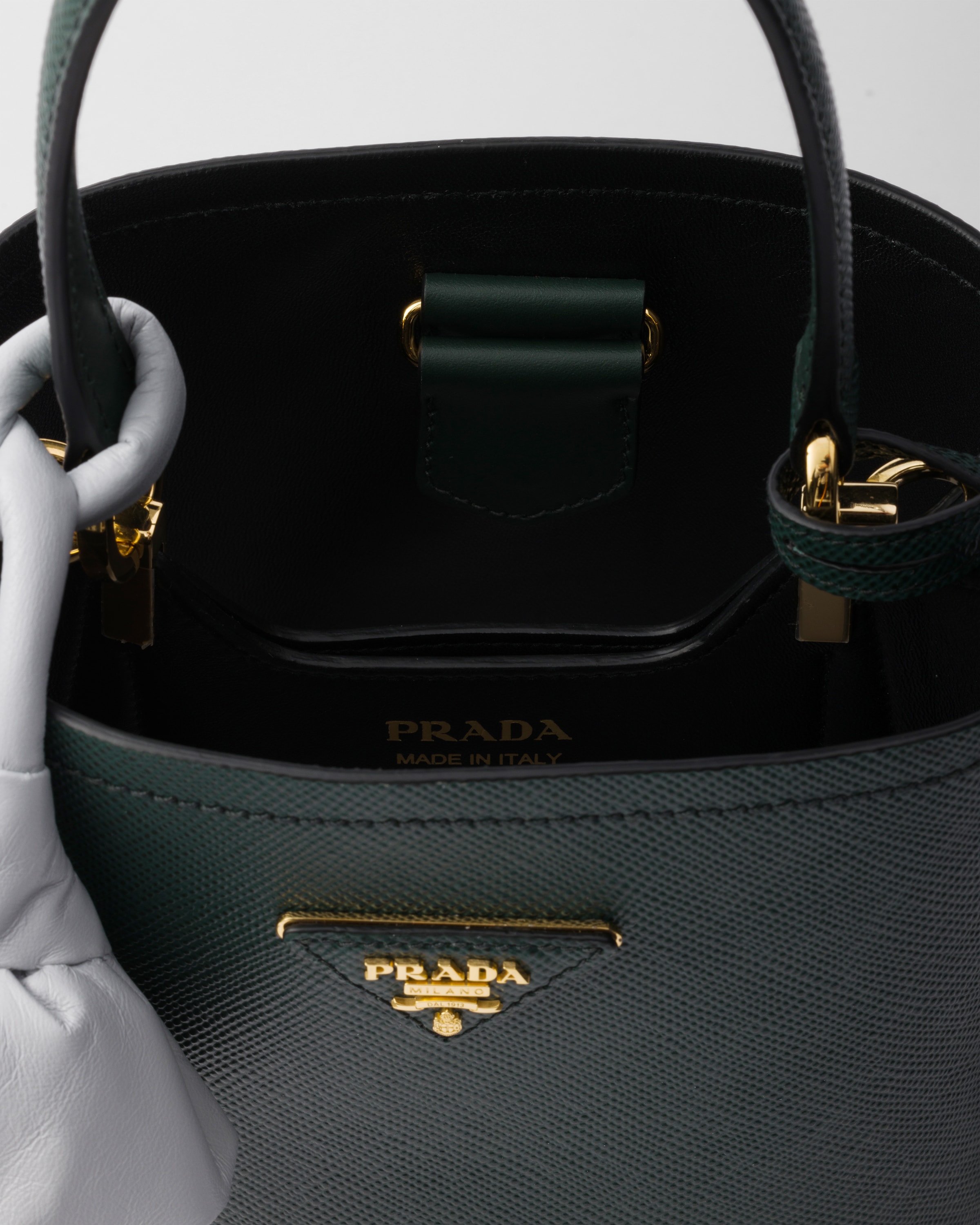 حقيبة Prada Panier صغيرة من جلد سافيانو