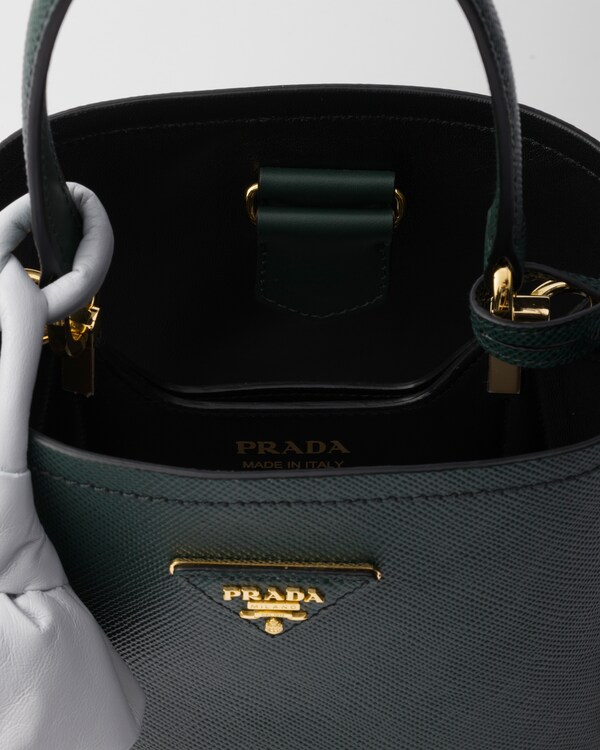 حقيبة Prada Panier صغيرة من جلد سافيانو - زمردي/لؤلؤي حقيبة Prada Panier صغيرة من جلد سافيانو - زمردي/لؤلؤي