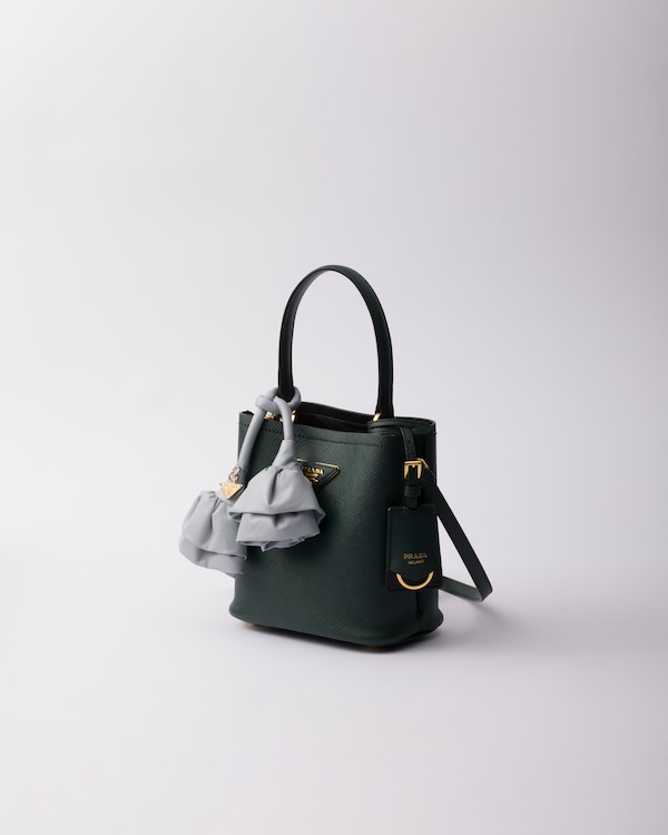 حقيبة Prada Panier صغيرة من جلد سافيانو - زمردي/لؤلؤي حقيبة Prada Panier صغيرة من جلد سافيانو - زمردي/لؤلؤي