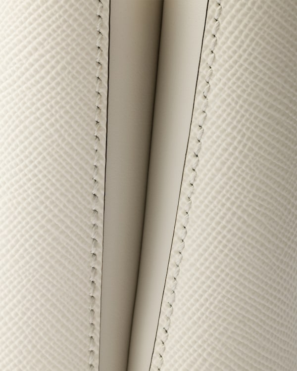 حقيبة Prada Panier صغيرة من جلد سافيانو - White/Black حقيبة Prada Panier صغيرة من جلد سافيانو - White/Black