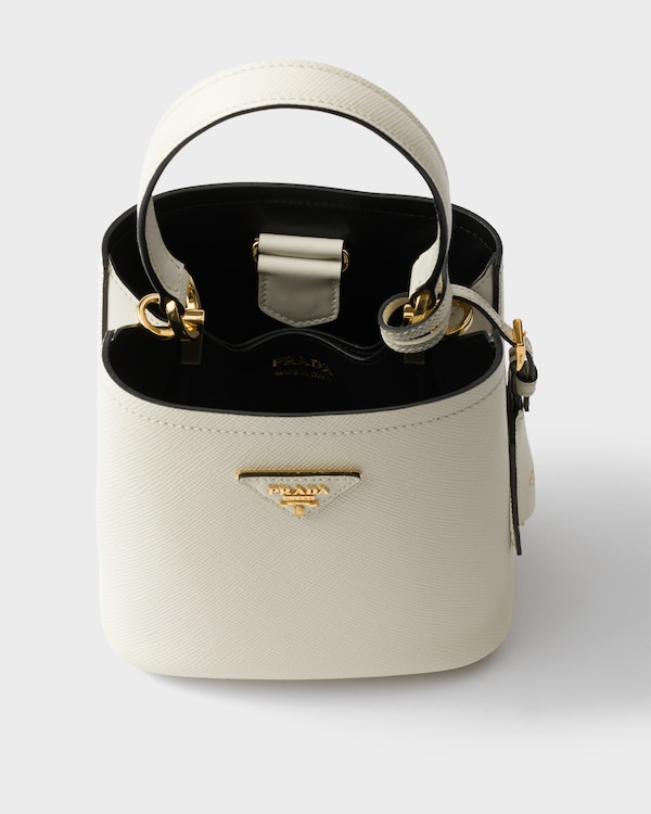 حقيبة Prada Panier صغيرة من جلد سافيانو - White/Black حقيبة Prada Panier صغيرة من جلد سافيانو - White/Black