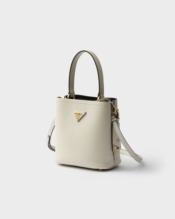 حقيبة Prada Panier صغيرة من جلد سافيانو - White/Black حقيبة Prada Panier صغيرة من جلد سافيانو - White/Black