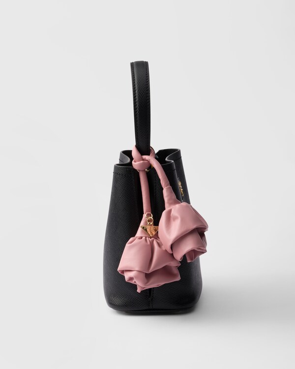 حقيبة Prada Panier صغيرة من جلد سافيانو - أسود/خوخي حقيبة Prada Panier صغيرة من جلد سافيانو - أسود/خوخي