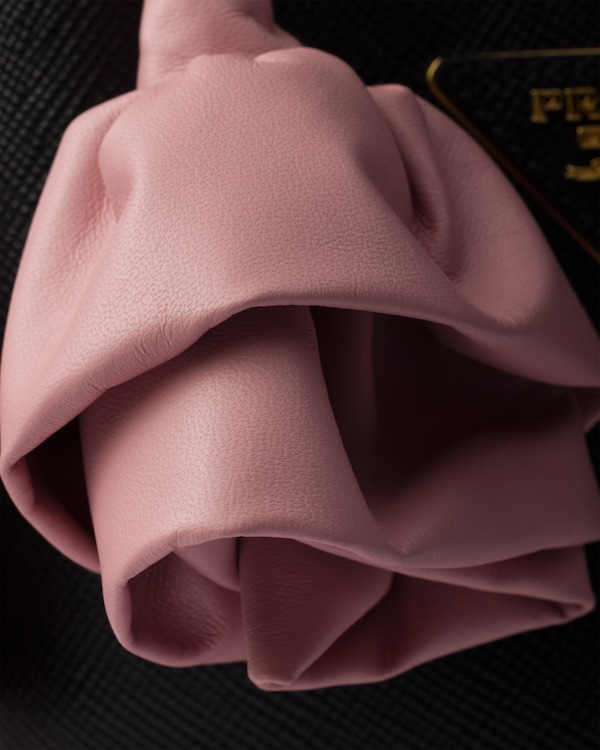 حقيبة Prada Panier صغيرة من جلد سافيانو - أسود/خوخي حقيبة Prada Panier صغيرة من جلد سافيانو - أسود/خوخي