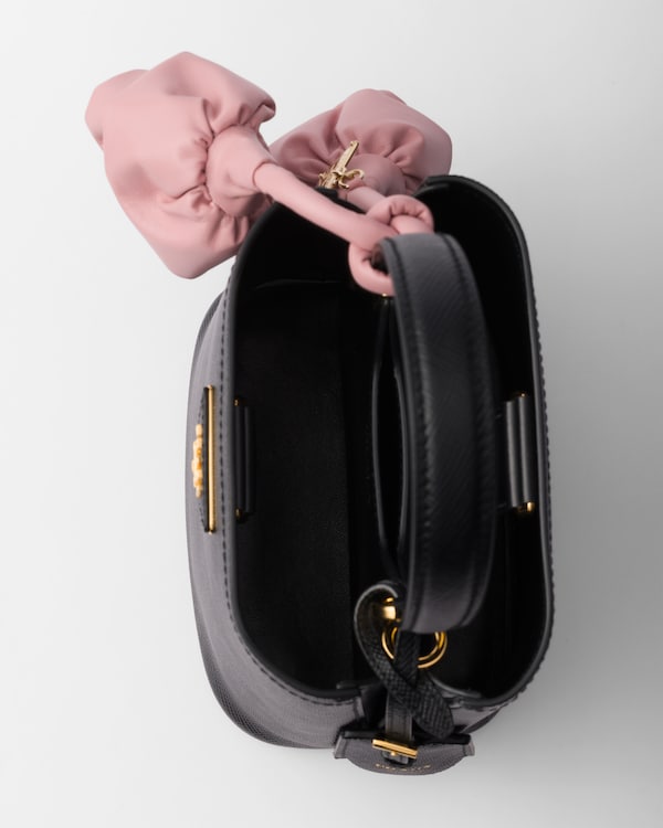 حقيبة Prada Panier صغيرة من جلد سافيانو - أسود/خوخي حقيبة Prada Panier صغيرة من جلد سافيانو - أسود/خوخي