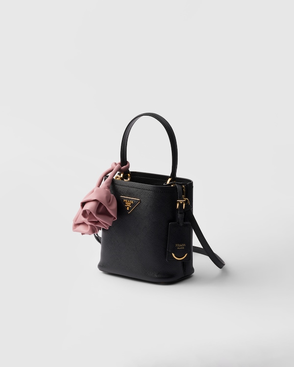 حقيبة Prada Panier صغيرة من جلد سافيانو - أسود/خوخي حقيبة Prada Panier صغيرة من جلد سافيانو - أسود/خوخي