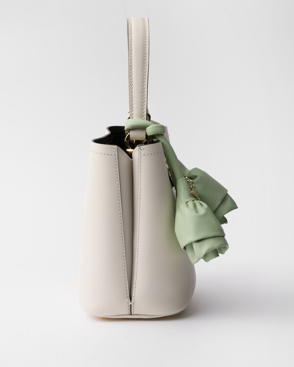 حقيبة Prada Panier صغيرة من جلد سافيانو - أبيض/أزرق مائي حقيبة Prada Panier صغيرة من جلد سافيانو - أبيض/أزرق مائي