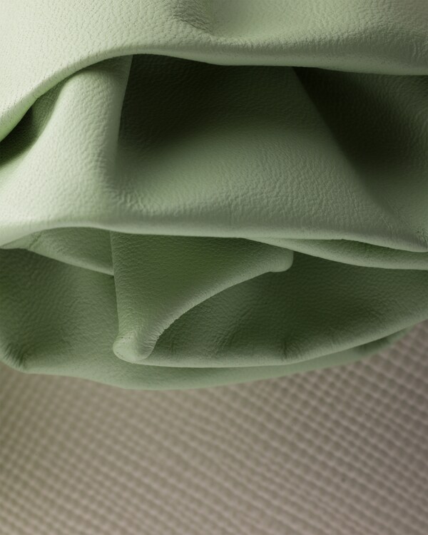 حقيبة Prada Panier صغيرة من جلد سافيانو - أبيض/أزرق مائي حقيبة Prada Panier صغيرة من جلد سافيانو - أبيض/أزرق مائي