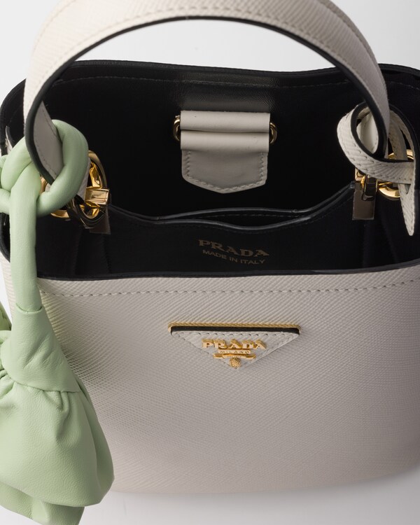 حقيبة Prada Panier صغيرة من جلد سافيانو - أبيض/أزرق مائي حقيبة Prada Panier صغيرة من جلد سافيانو - أبيض/أزرق مائي