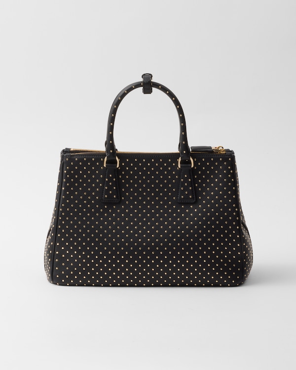 حقيبة Prada Galleria كبيرة الحجم من الجلد مزينة بترصيعات حقيبة Prada Galleria كبيرة الحجم من الجلد مزينة بترصيعات