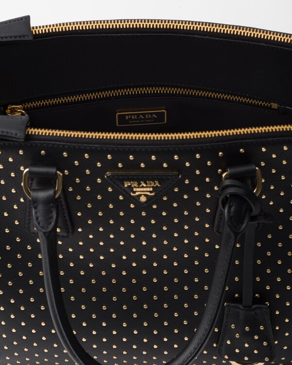 حقيبة Prada Galleria كبيرة الحجم من الجلد مزينة بترصيعات حقيبة Prada Galleria كبيرة الحجم من الجلد مزينة بترصيعات