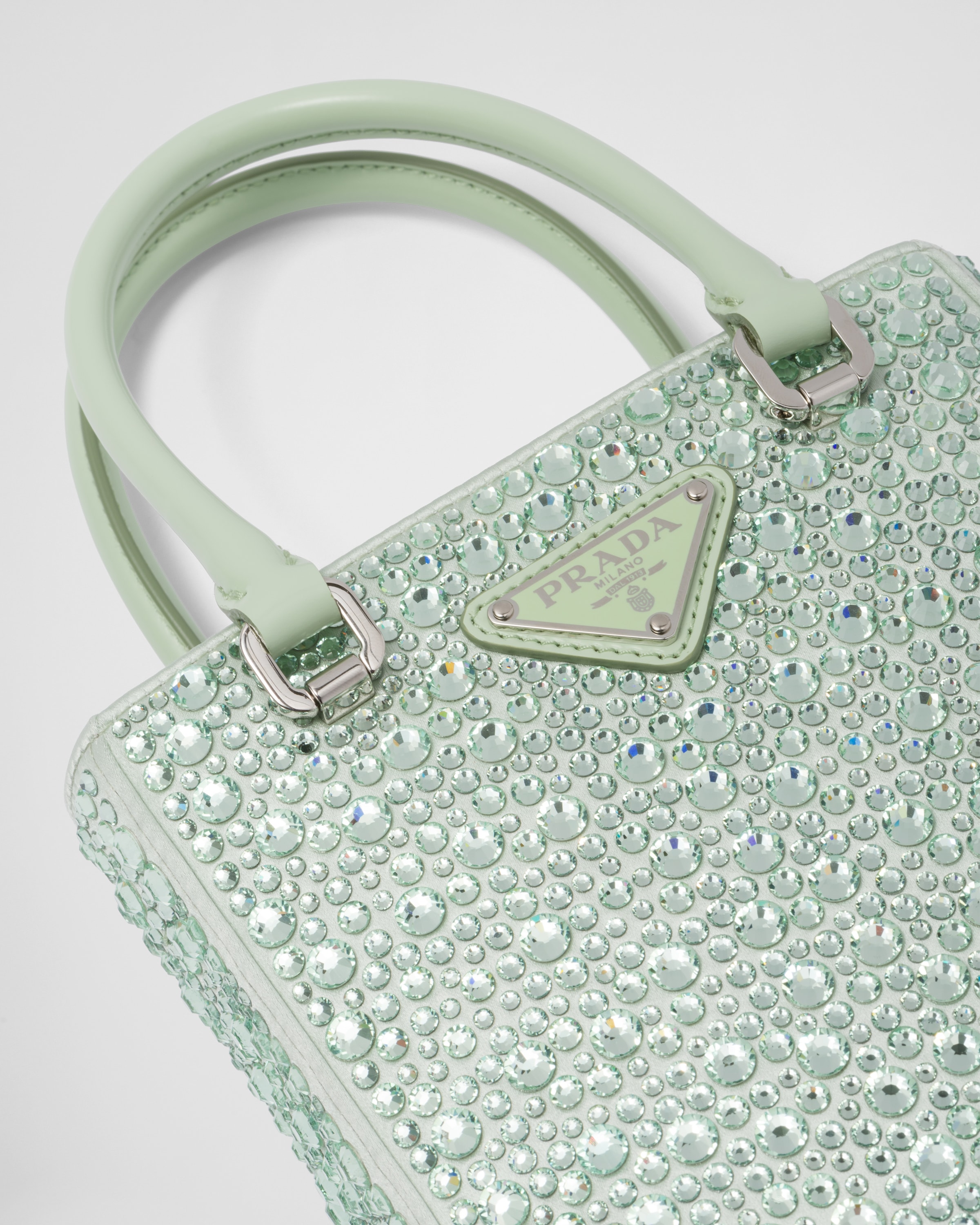 Prada حقيبة تسوّق صغيرة من الساتان مزدانة بالكريستال 6