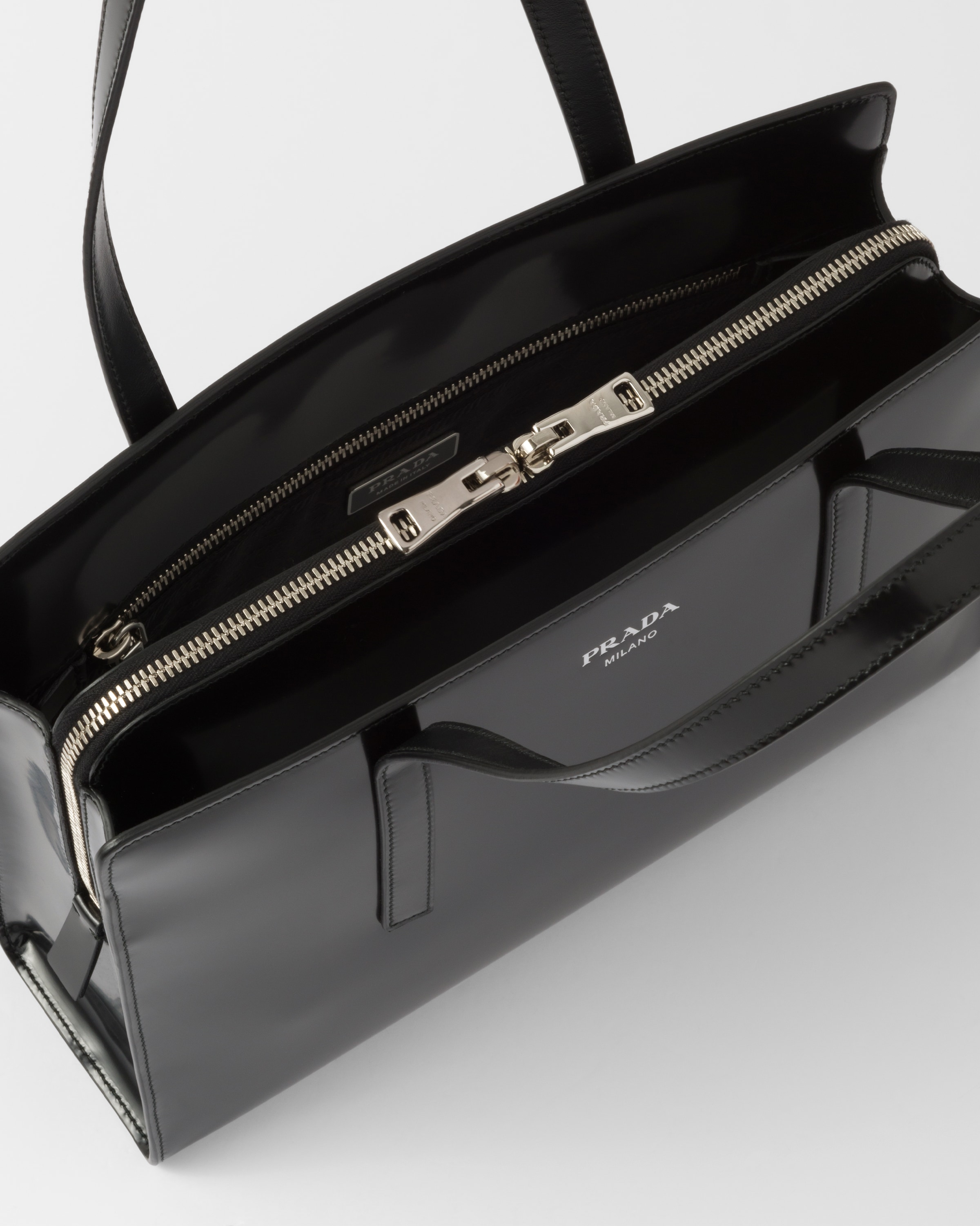 Prada حقيبة Prada Re\u002DEdition 1995 من الجلد المصقول بحجم متوسط 5