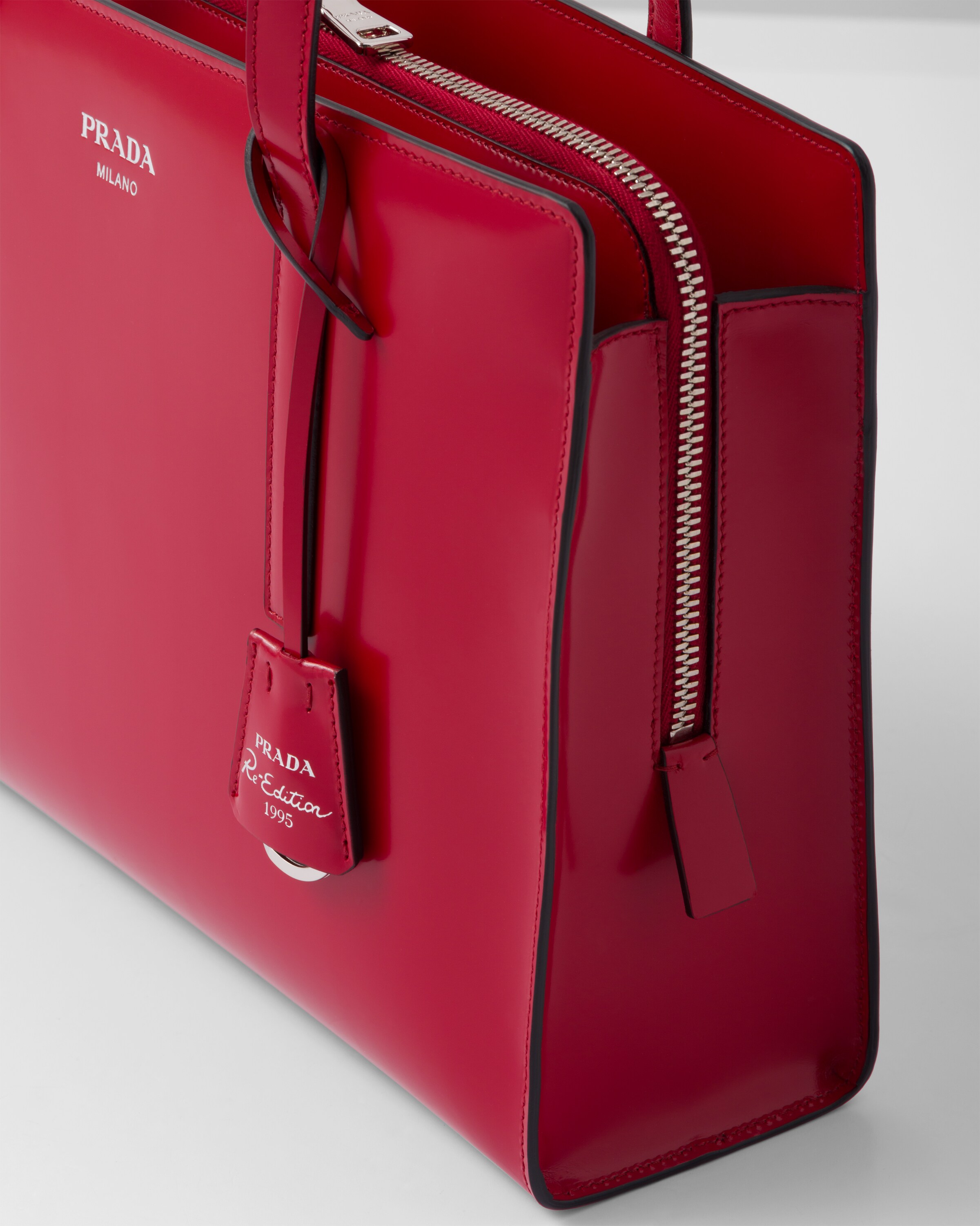 Prada حقيبة Prada Re\u002DEdition 1995 من الجلد المصقول بحجم متوسط 6