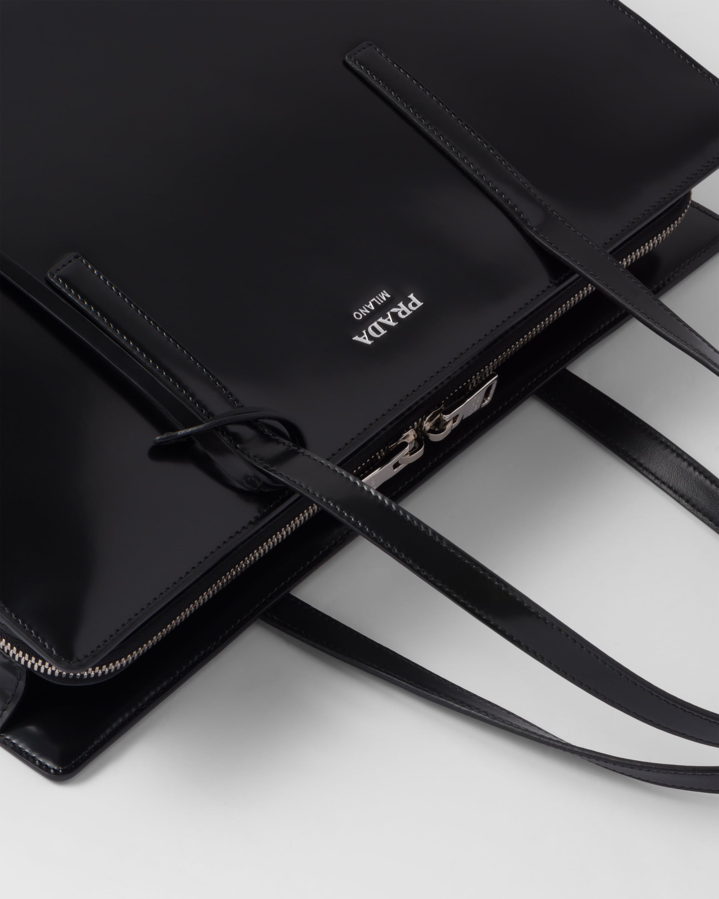 Prada Bolso grande en piel cepillada Prada Re\u002DEdition 1995 7