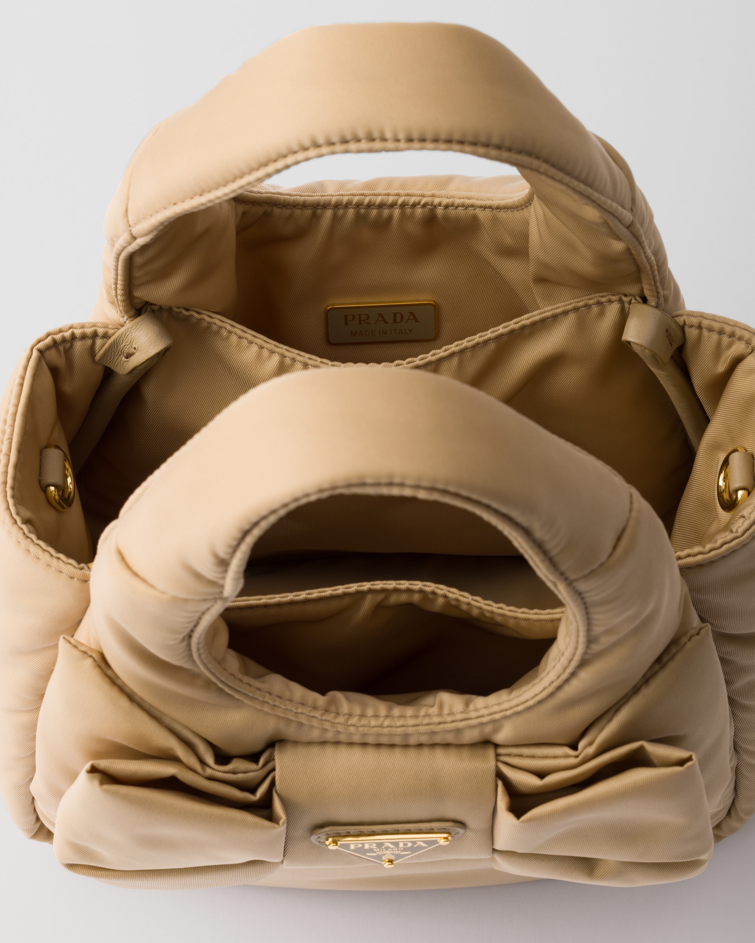 Minibolso acolchado de Re-Nylon con lazo