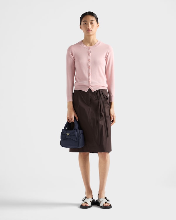 Mini Bag aus gepolstertem Re-Nylon mit Schleife Mini Bag aus gepolstertem Re-Nylon mit Schleife