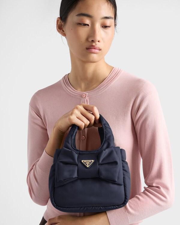 Mini Bag aus gepolstertem Re-Nylon mit Schleife Mini Bag aus gepolstertem Re-Nylon mit Schleife