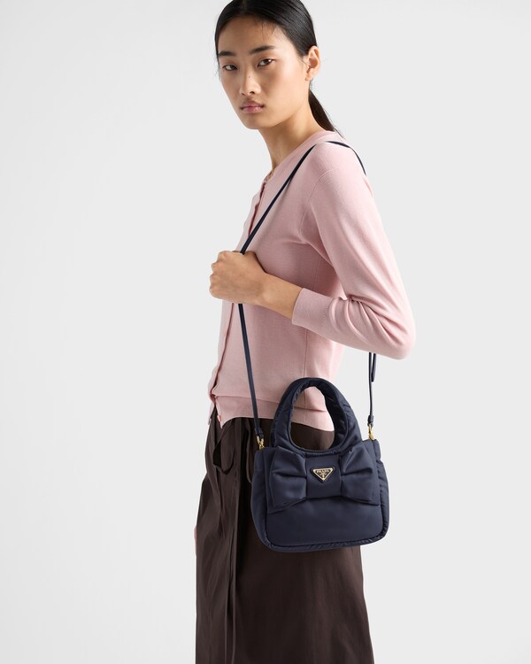 Mini Bag aus gepolstertem Re-Nylon mit Schleife Mini Bag aus gepolstertem Re-Nylon mit Schleife