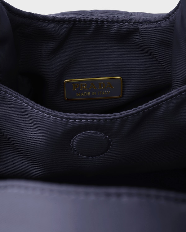 Mini Bag aus gepolstertem Re-Nylon mit Schleife Mini Bag aus gepolstertem Re-Nylon mit Schleife