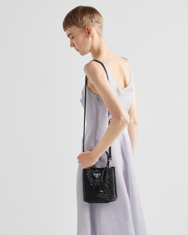 حقيبة Prada Panier من الساتان مرصعة بالكريستال - أسود حقيبة Prada Panier من الساتان مرصعة بالكريستال - أسود