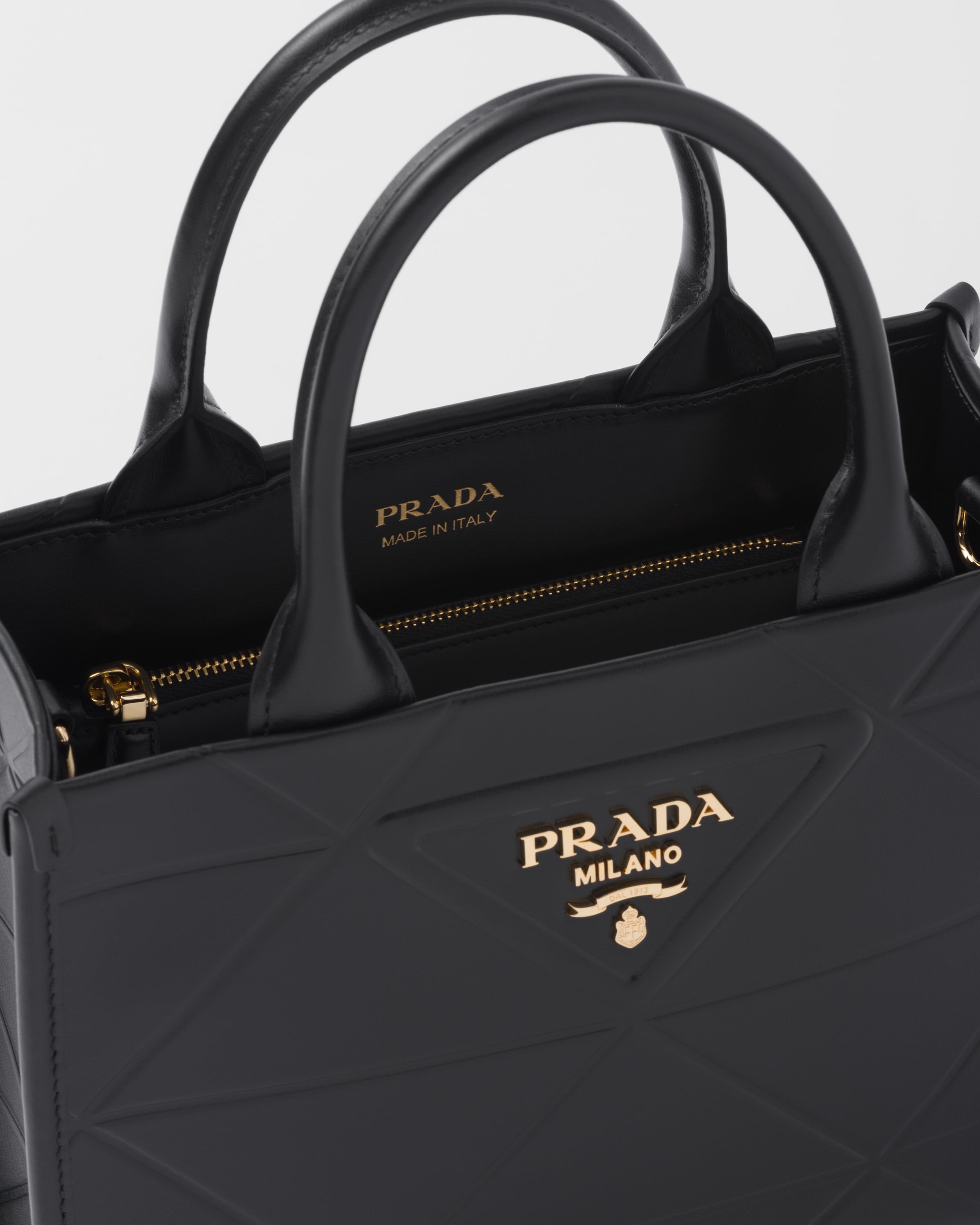 ブラック プラダ シンボル ステッチ レザー スモール バッグ | PRADA