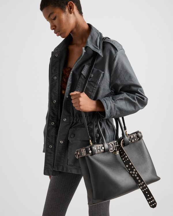 プラダ バックル スタッズベルト付 ラージ レザー バッグ プラダ バックル スタッズベルト付 ラージ レザー バッグ