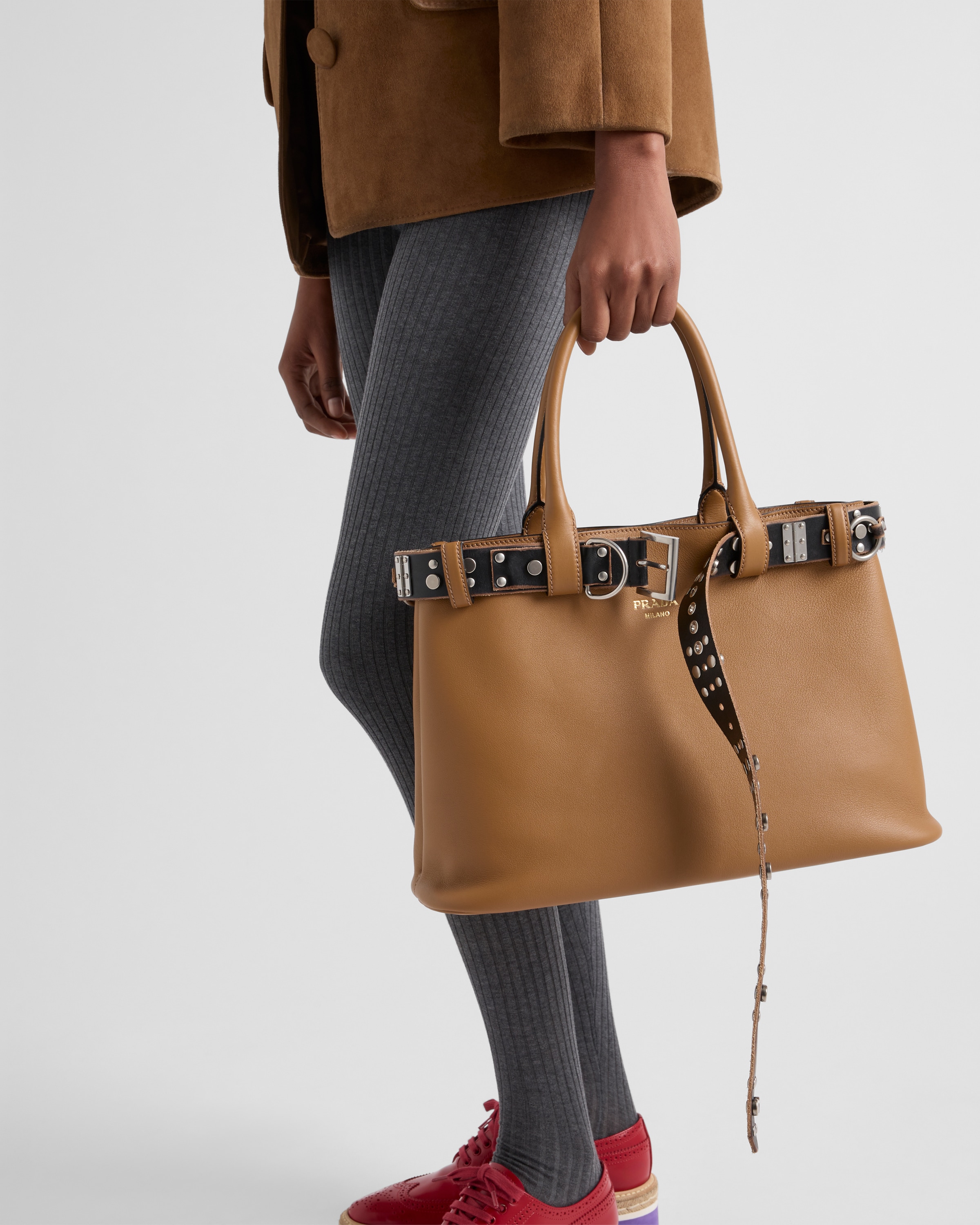 PRADA（プラダ） フリンジトートバッグ レザー ブラウンスタッズ装飾 キャラメル/ブラック プラダ バックル スタッズベルト付 ラージ レザー