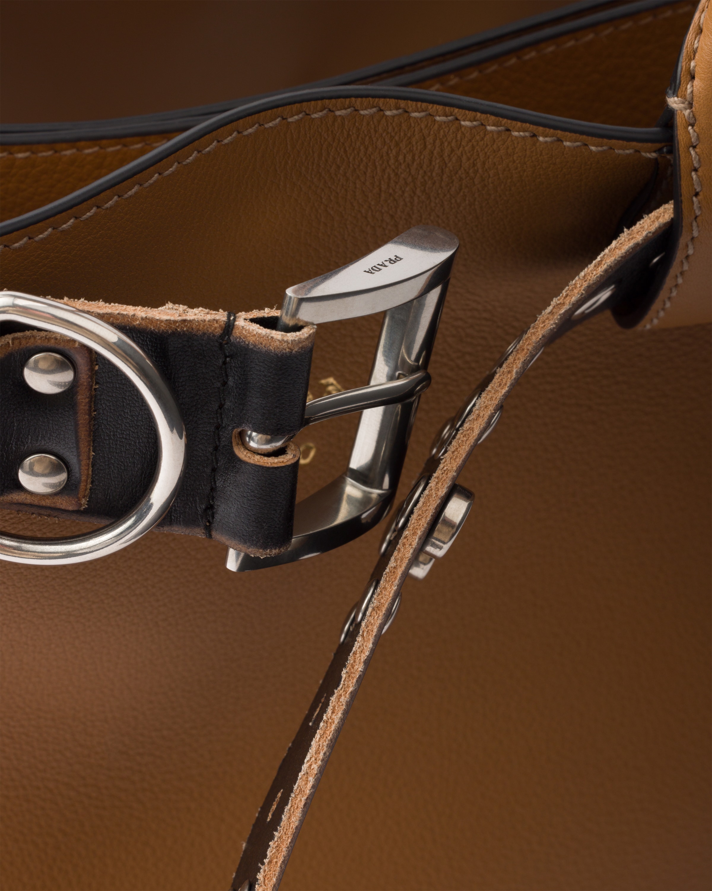 PRADA スタッズベルト付 ラージ レザー バッグ【直営店 新作】 注目の新作♪【PRADA】バックル スタッズベルト付 ラージ バッグ