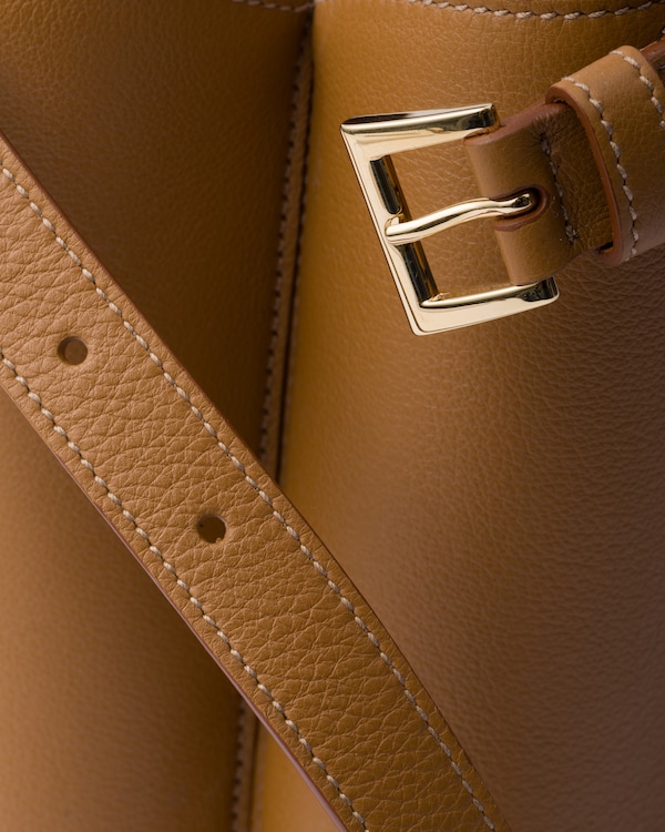 Bolsa Prada Buckle média em couro com cinto duplo Bolsa Prada Buckle média em couro com cinto duplo