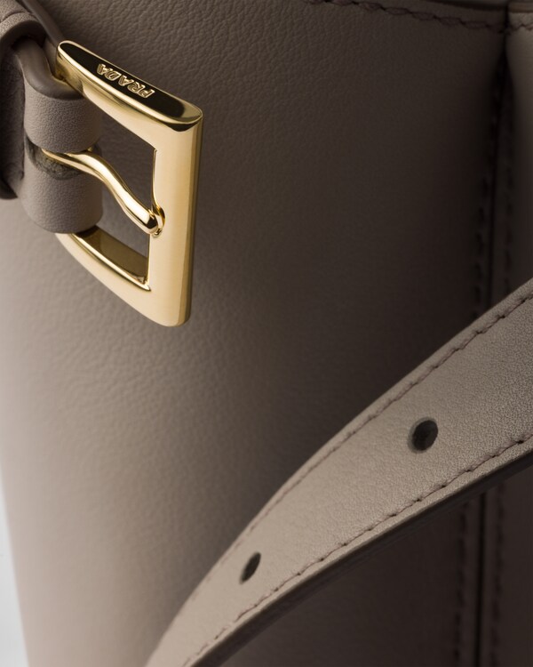 더블 벨트가 달린 프라다 버클 미디엄 가죽 핸드백 더블 벨트가 달린 프라다 버클 미디엄 가죽 핸드백