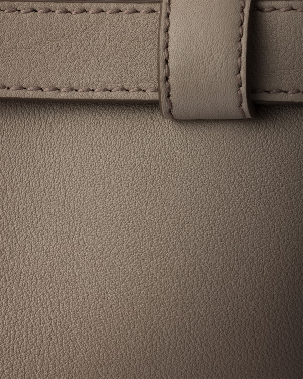 더블 벨트가 달린 프라다 버클 미디엄 가죽 핸드백 더블 벨트가 달린 프라다 버클 미디엄 가죽 핸드백